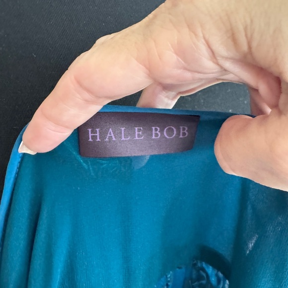 Teal colored silk crushed velvet Hale Bob top sample size - some loose threads - Picture 10 of 10